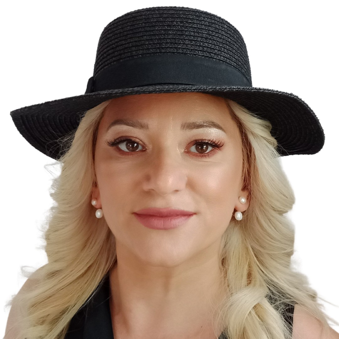 Cercei perle albe Double, pălărie neagră – vedere frontală